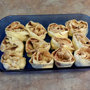 bake apple cinnamon rolls